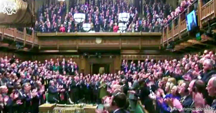 Guerra Russia-Ucraina, standing ovation del Parlamento britannico per l’intervento di Zelensky – Video