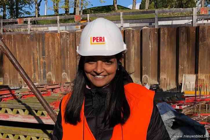 Vrouw in de bouw én vrouw met boek start lezingen weer op nu mondmaskers op school af mogen