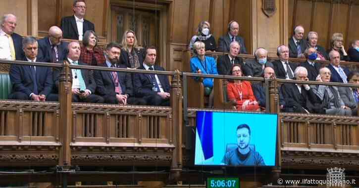 Regno Unito, Zelensky primo leader straniero a parlare alla Camera dei Comuni e cita Churchill: “Combatteremo a ogni costo”