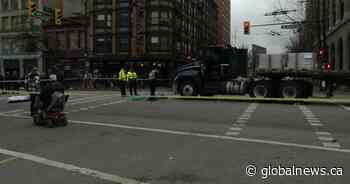 Pedestrian struck and killed by transport truck in downtown Vancouver - Global News
