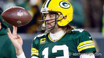 Rodgers reportedly agrees to stay with Packers next season