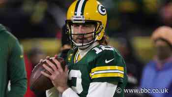 Rodgers to stay with Packers but denies signing record-breaking deal