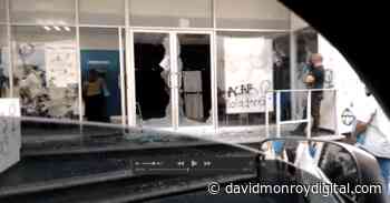 En Cuernavaca, marcha feminista vandaliza comercios, edificios públicos y bancos - David Monroy Digital