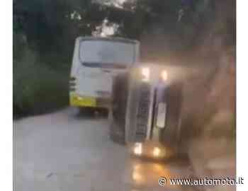 Bus fermo blocca la strada? No-problem: sorpasso impossibile con la Jeep su 2 ruote [video] - Automoto.it