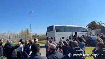 Da Bari a Leopoli in bus, così un parroco e un'infermiera bielorussa portano in salvo 48 bambini disabili - La Stampa