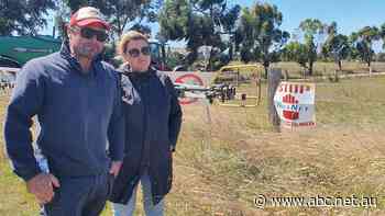 Police called to 'Mexican stand-off' as dozens of farmers block AusNet from properties