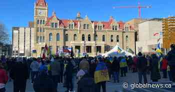 Hundreds gather in support of Ukraine outside Calgary city hall - Global News