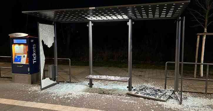 Mannheim:  Randalierer zerstören Haltestelle