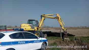 Carpi. Fanghi rovesciati nei campi agricoli Sopralluogo della Polizia locale - La Gazzetta di Modena