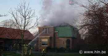 Schouwbrand wordt uitslaande dakbrand: huis verwoest, opvang gezocht voor bewoners - Het Laatste Nieuws