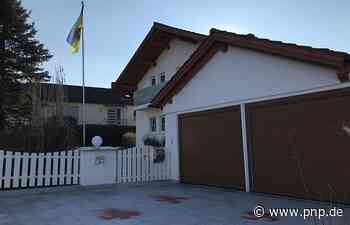 Unbekannte beschädigen Ukraine-Flagge und sprühen Hakenkreuze in Einfahrt - Passauer Neue Presse - PNP.de