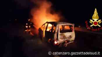 Crotone, auto avvolta dalle fiamme sulla SS107 nei pressi di Belvedere Spinello FOTO - VIDEO - Gazzetta del Sud - Edizione Catanzaro, Crotone, Vibo