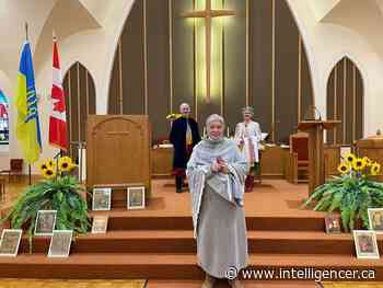 Gananoque holds vigil for Ukraine - Belleville Intelligencer
