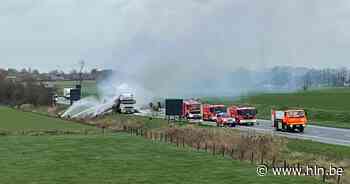 Vrachtwagen met vlasafval vat vuur op A19 | Menen | hln.be - Het Laatste Nieuws