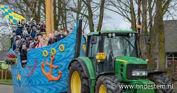 Knopspeldjes trekken met de prinsenboot van Baarschot naar school in Diessen: 'Carnaval moet je leren' - BN DeStem