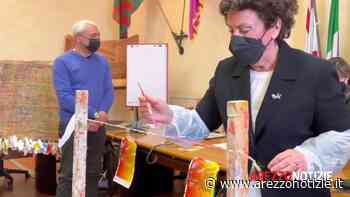 Al via l'opera partecipata contro la violenza di genere. Primi fili dipinti in Comune - ArezzoNotizie