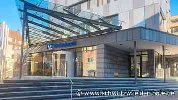 Polizeieinsatz bei Volksbank - Beamte halten Kunden vom Betreten der Schalterhalle ab - Schwarzwälder Bote