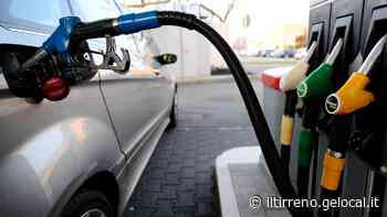 Prato: la benzina vola oltre i due euro al litro, un'altra stangata per gli automobilisti - Il Tirreno