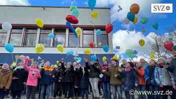 Paulo-Freire-Schule in Parchim: Kinder lassen Luftballons mit Friedenswünschen aufsteigen | svz.de - svz – Schweriner Volkszeitung