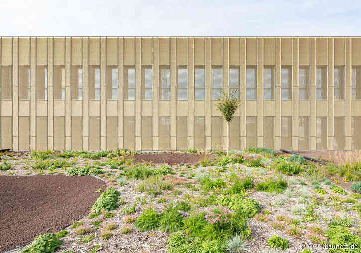 Schieferstein und Metallgewebe - Eisenbahnbetriebszentrum von Scape Architecture bei Paris