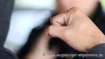 Alkoholisierte Männer schlagen Rentner ins Gesicht