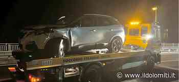Scontro fronto-laterale tra due auto nell'Alto Garda: un conducente abbandona il mezzo e scappa a piedi, indagini dei carabinieri - il Dolomiti