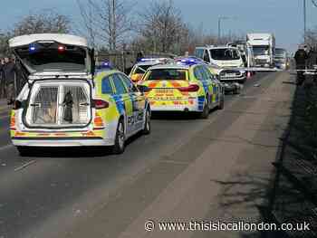 Yarnton Way Thamesmead: Reports of man acting erratically