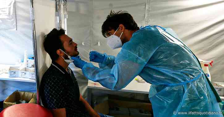 Coronavirus, 54.230 nuovi casi e 136 morti. Ricoverati in calo, ma le diagnosi continuano a crescere del 30% rispetto alla settimana scorsa