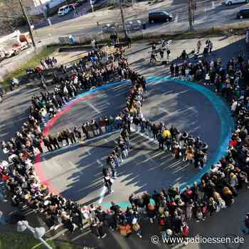 Schule in Essen setzt eindrucksvolles Zeichen für den Frieden - Radio Essen