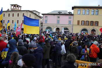 In centinaia in piazza a Foligno per la pace in Ucraina - Agenzia ANSA
