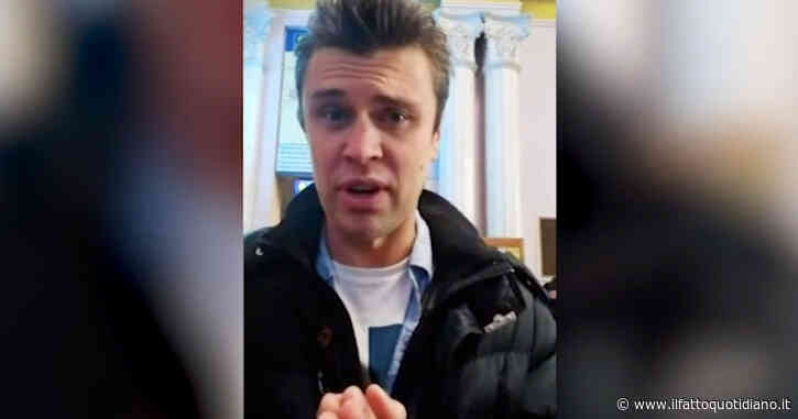 Guerra Russia-Ucraina, il compositore Evgeny Khmara suona per gli sfollati in arrivo a Leopoli: “La musica salverà il mondo”