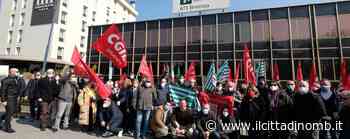 Monza, flashmob dei sindacati davanti all'Ats contro la chiusura delle sedi territoriali per la sicurezza - Il Cittadino di Monza e Brianza