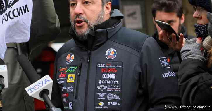 La storia del giubbotto e degli “sponsor-mostrine” che Salvini ha portato con sé nell’epic fail internazionale in Polonia