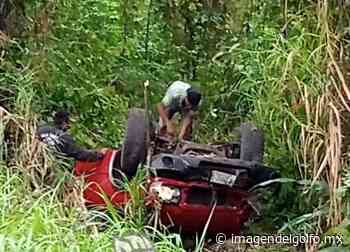 Vuelca camioneta en la carretera Misantla- Martínez de la Torre - Imagen del Golfo