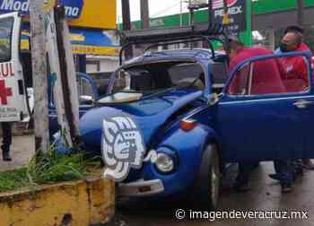 Se estampa vochito contra el filo de un camellón, en Misantla - Imagen de Veracruz