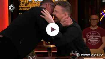 HLF8: Johnny de Mol onthult tattoo van 'mannetje' van zanger Racoon - Gids.tv