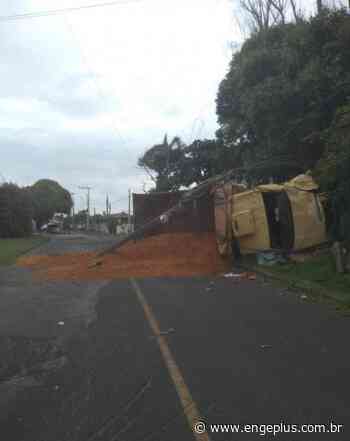 Caminhão colide contra poste em Imbituba - Engeplus