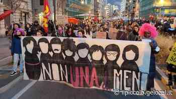 Striscioni di denuncia, colore rosa e canti: a Trieste il corteo delle donne «che lottano insieme» - Il Piccolo