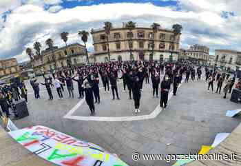Giarre, flash mob in piazza Duomo: colori musica e messaggi di Pace VIDEO - Gazzettinonline