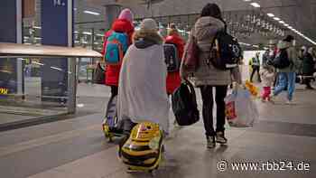 Berliner Hauptbahnhof: Polizei warnt vor unseriösen Hilfsangeboten an geflüchtete Frauen - rbb24