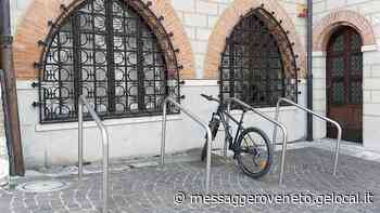 A Pordenone i portabiciclette diventano ad arco, l'impatto estetico fa già discutere - Il Messaggero Veneto