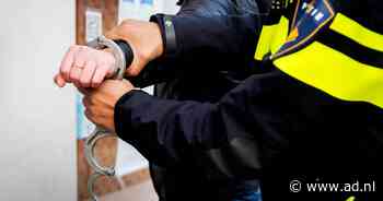 Shockvlogger gaat door het lint in Groningen, mishandelt agent, politie moet pepperspray en taser gebruiken - AD.nl