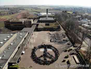 Für Frieden in der Ukraine: Heinrich-Heine-Schüler senden "Peace" - Super Tipp Online - Super Tipp