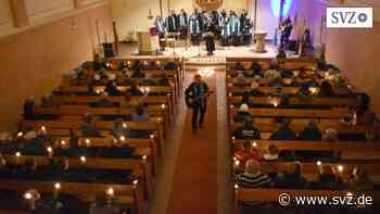 Emotionaler Gottesdienst: Plater und Ukraine-Flüchtlinge senden gemeinsames Friedenszeichen | svz.de - svz – Schweriner Volkszeitung