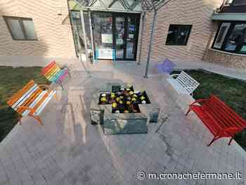 Ecco il nuovo look delle panchine della Croce verde Fermo con i colori di uguaglianza e solidarietà - Cronache Fermane