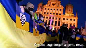 Aktion auf dem Rathausplatz: Eine Kette für den Frieden