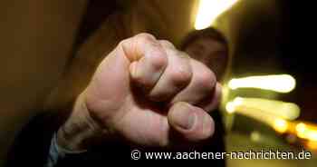 Polizei sucht Zeugen: Unbekannter Täter raubt Fußgänger in Aachen aus