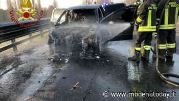 Auto in fiamme sulla Modena-Sassuolo, traffico in tilt - ModenaToday
