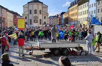 500-fache Solidarität in Blau und Gelb - Traunstein - Passauer Neue Presse - PNP.de