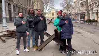 Odessa, i musicisti dell'Opera si uniscono alla resistenza e intonano l'inno nazionale - Repubblica TV